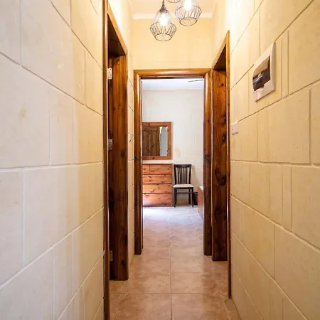 Cosy 2br In Gozo With Pool Access & Balcony - Close To Gozo Ferry *